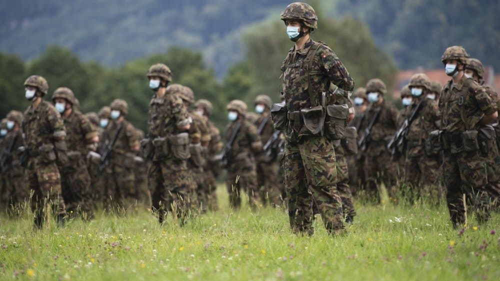 S’il est possible de passer le recrutement après l’âge de 24 ans, il faut que la totalité du service obligatoire puisse être accomplie avant 37 ans. Complexe pour les trentenaires naturalisés, qui doivent donc payer la taxe. KEYSTONE