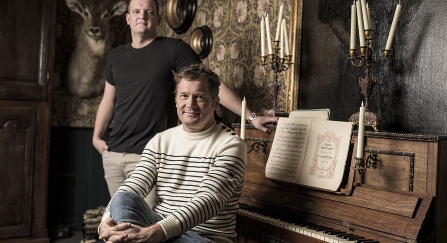 Boris Siegenthaler (au premier plan), cofondateur et directeur d’Infomaniak va bientôt quitter la tête de l’entreprise. D’ici à quelques semaines, c’est Marc Oehler (au second plan), actuel directeur des opérations, qui lui succédera. — © Eddy Mottaz/Le Temps