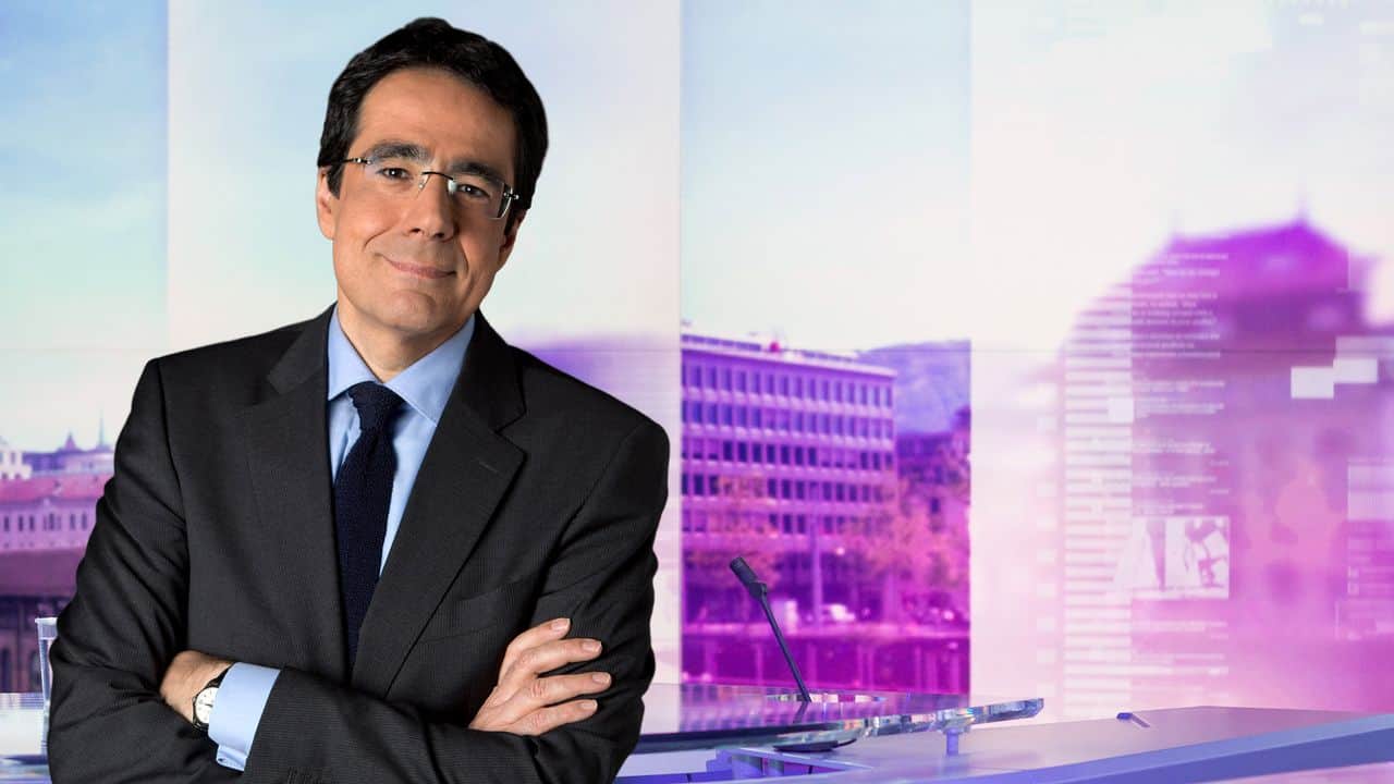 Pardonnez-moi: Darius Rochebin. [Laurent Bleuze - RTS]