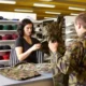 Collaboratrice du centre logistique à la remise des habits Un militaire reçoit sa tenue de camouflage 90 (T cam 90) CC BY-NC-ND