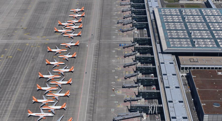 La flotte d'Easy Jet immobilisée sur le tarmac en raison de la pandémie de Covid-19. Aéroport de Berlin Brandenburg, 23 avril 2020. — © Oliver Lang/EPA