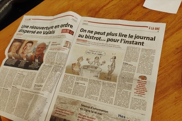 Dans certains cafés de Sion, des gens ont apporté leur journal et l'ont «oublié» sur les tables. D'autres le proposent clairement avec du désinfectant. Et d'autres non. Image: matin.ch