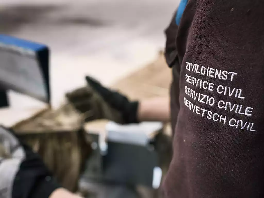 Le Parlement veut durcir les conditions d'accès au service civil (archives). (© KEYSTONE/CHRISTIAN BEUTLER)