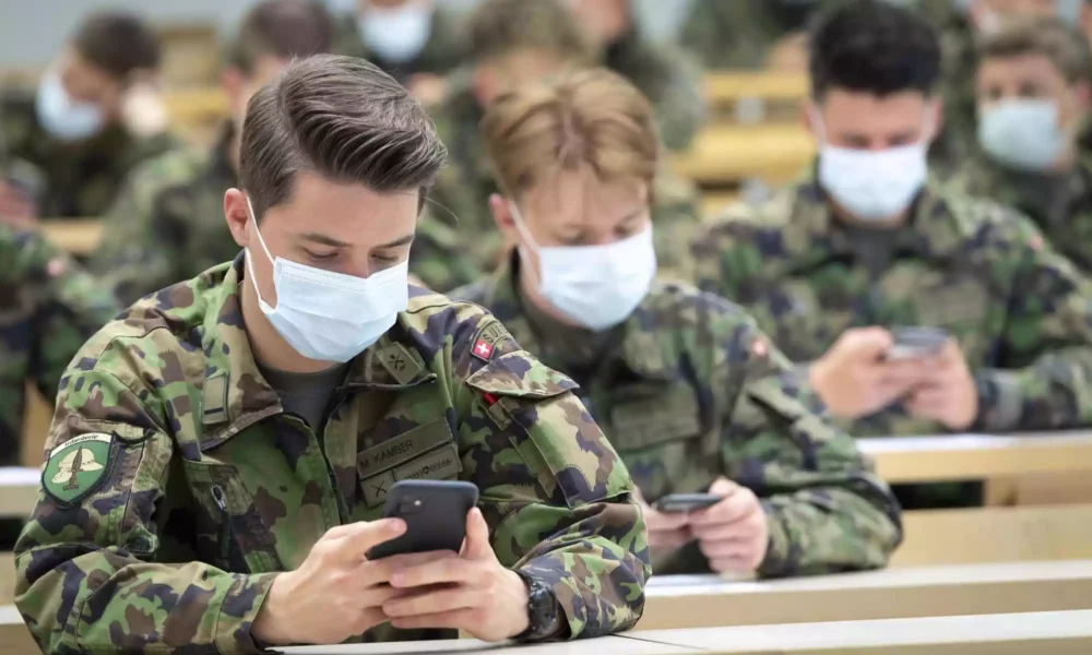 L'armée interdit Whatsapp, Signal et Telegram dans le cadre du service. [LAURENT GILLIERON - KEYSTONE]