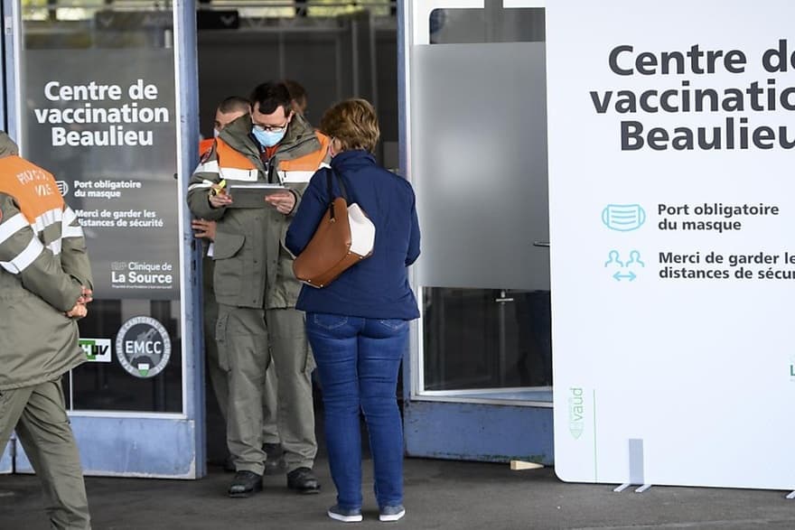 Le vaccinodrome de Beaulieu à Lausanne a ouvert ses portes lundi à Lausanne. KEYSTONE/LAURENT GILLIERON sda-ats