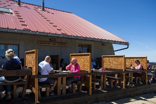 La buvette d'alpage de Chatel à la Vallée de Joux a posé des parois pour accueillir davantage de clients. KEYSTONE/JEAN-CHRISTOPHE BOTT