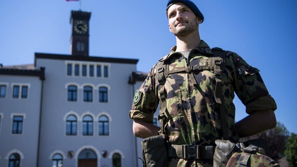 Le Morgien Matthieu Raffini figure parmi ceux qui auront écrit une des pages de l’histoire de l’armée suisse en ces temps de crise du coronavirus. Keystone/Jean-Christophe Bott
