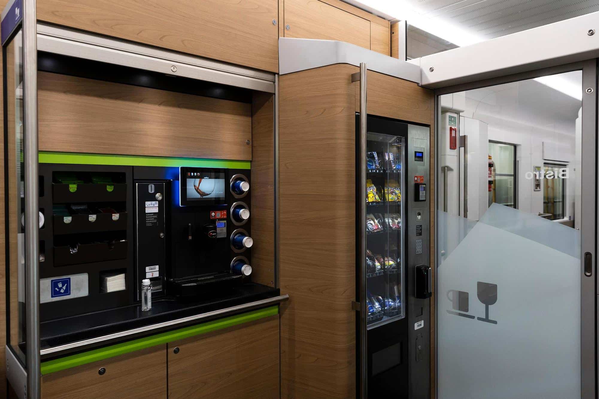 Une des voitures propose des boissons et des snacks en distributeurs. Christian Pfander/Tamedia AG