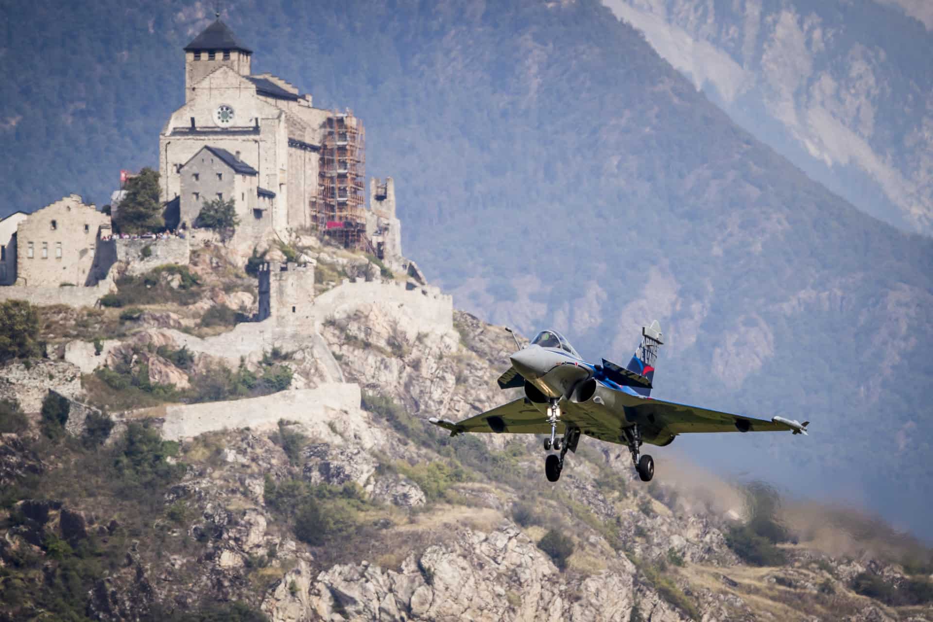 Un Rafale atterrit à l'aéroport de Sion lors d'un show aérien, septembre 2017. — © Keystone