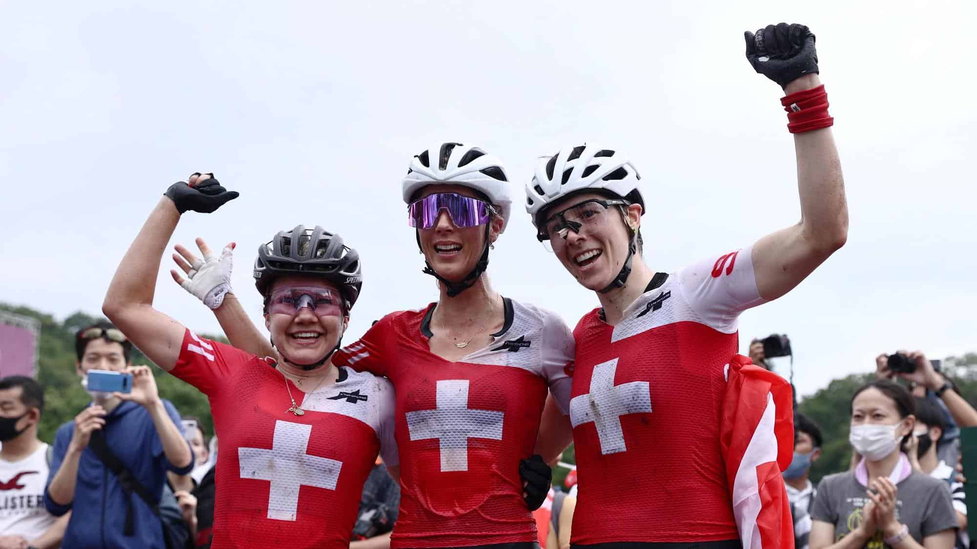 Sina Frei, Jolanda Neff et Linda Indergand ( de g. à dr.) ont écrit l'une des plus belles pages de l'histoire du sport suisse aux JO. [Thibault Camus - kEYSTONE]